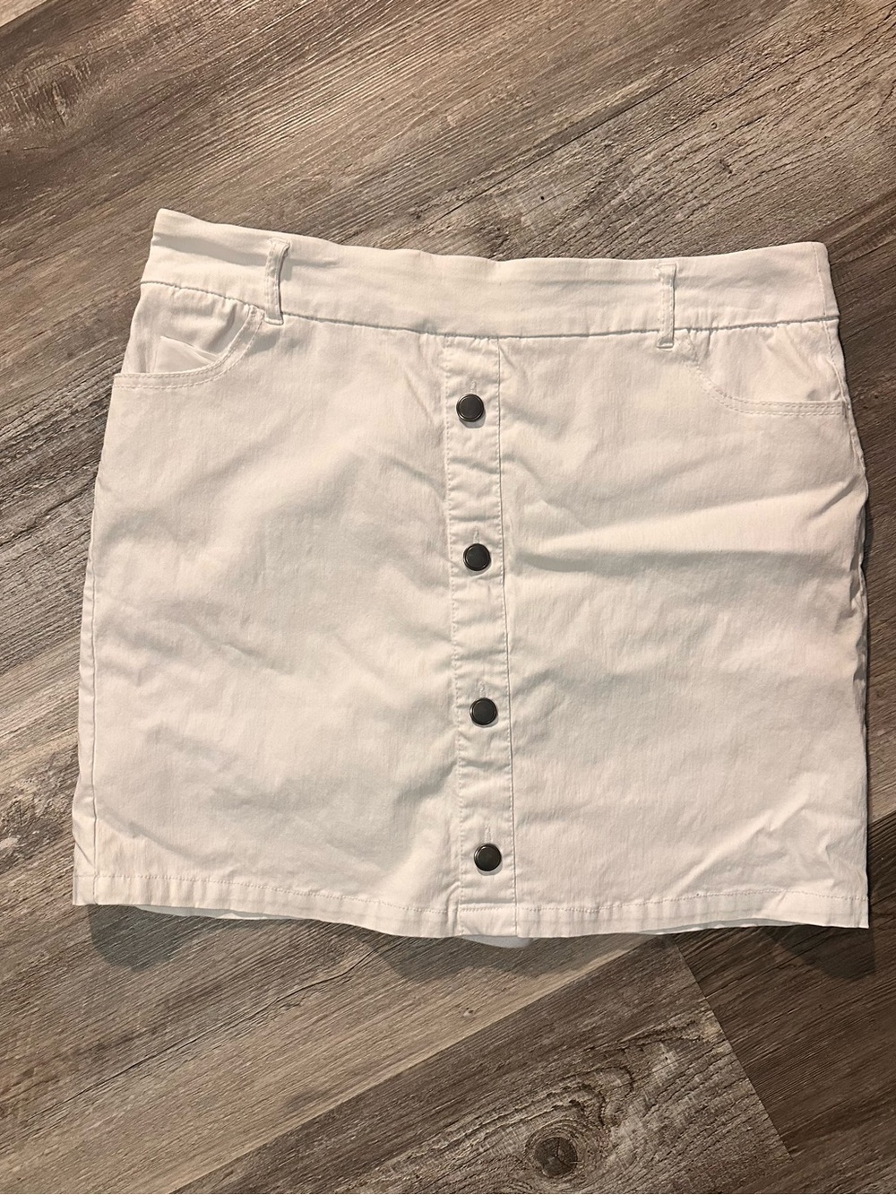 Briggs New York White Button-Front Mini Skirt